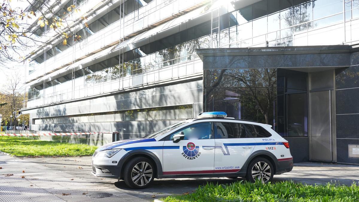 Vehículo de la Ertzaintza saliendo de los juzgados de Vitoria.