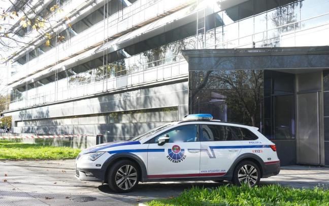 Vehículo de la Ertzaintza saliendo de los juzgados de Vitoria.