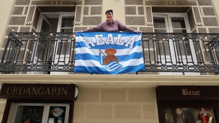 Los Urdangarin-Branderiz tienen puesta la bandera de la Real en el balcón de su casa.