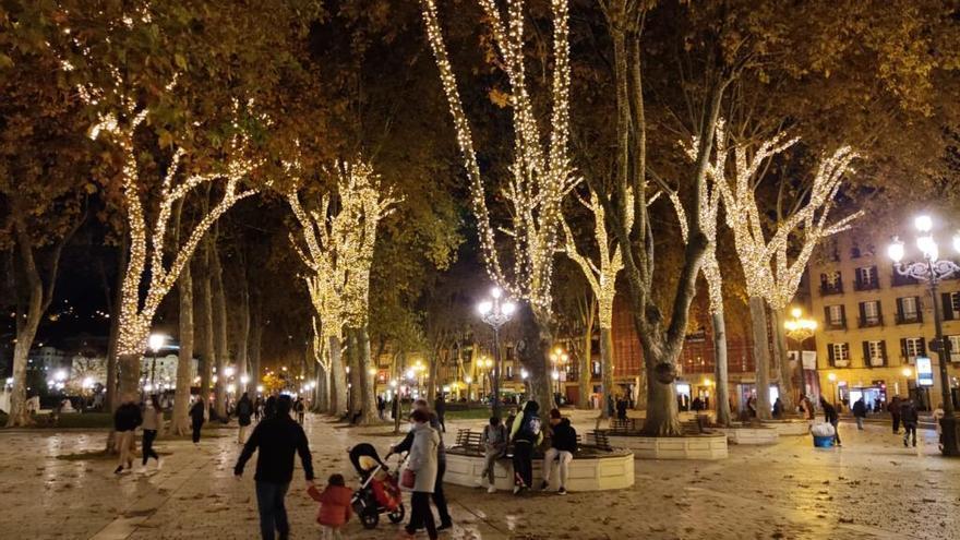 Personas paseando por Bilbao en Navidad