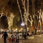 Personas paseando por Bilbao en Navidad