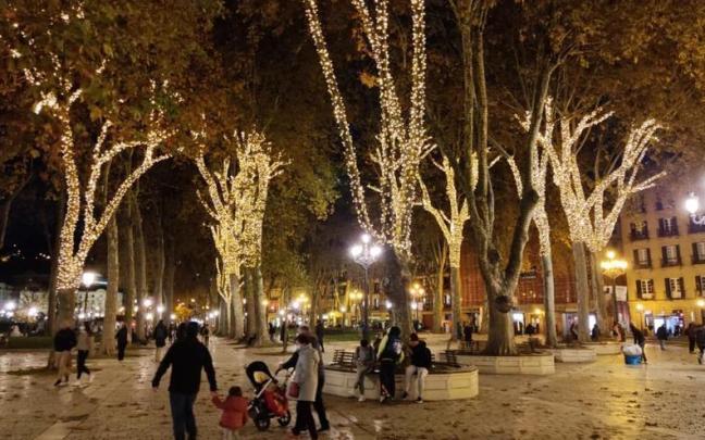 Personas paseando por Bilbao en Navidad