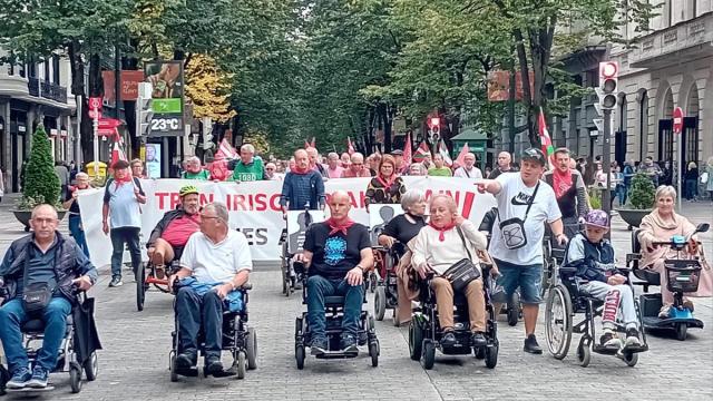 Manifestación de 2024 en Bilbao solicitando la accesibilidad universal en la línea C3