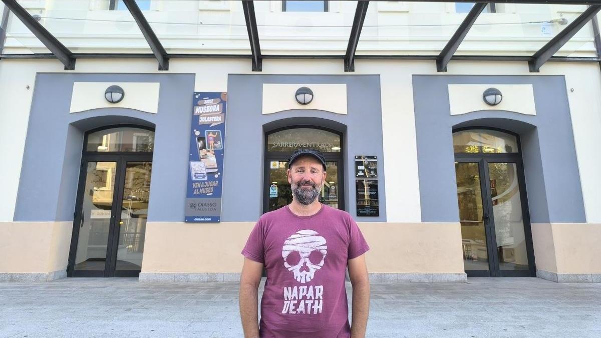 Ander Arrese a las puertas del Museo Oiasso