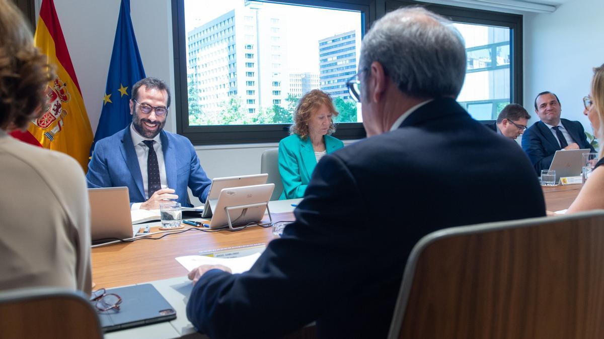 El ministro Carlos Cuerpo, ayer durante su reunión con el Defensor del Pueblo, Ángel Gabilondo.