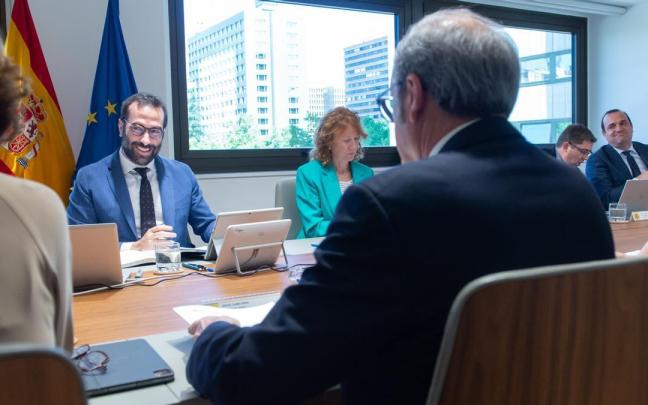 El ministro Carlos Cuerpo, ayer durante su reunión con el Defensor del Pueblo, Ángel Gabilondo. / Gustavo Valiente El ministro Carlos Cuerpo, ayer durante su reunión con el Defensor del Pueblo, Ángel Gabilondo.