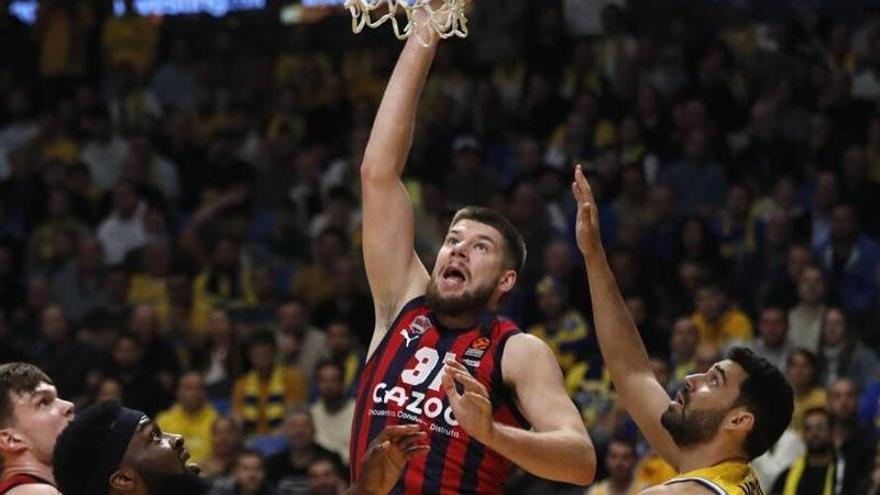 Giedraitis lanza a canasta durante el partido ante el Maccabi