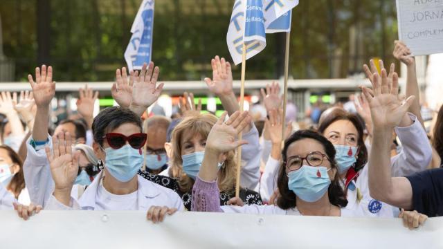 Sanitarios durante la concentración oficial convocada por las organizaciones médicas estatales.
