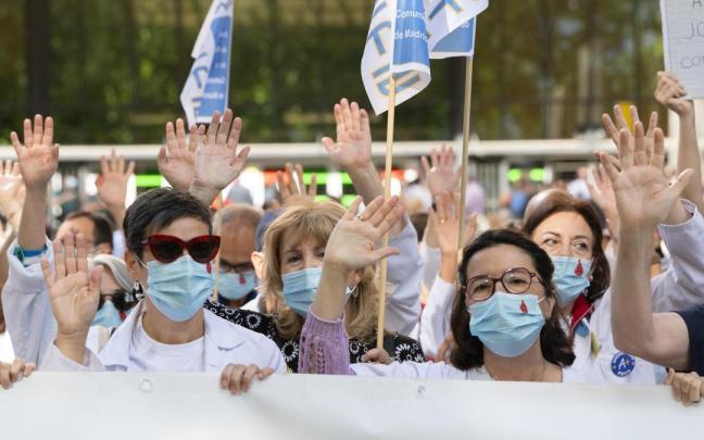 Sanitarios durante la concentración oficial convocada por las organizaciones médicas estatales.