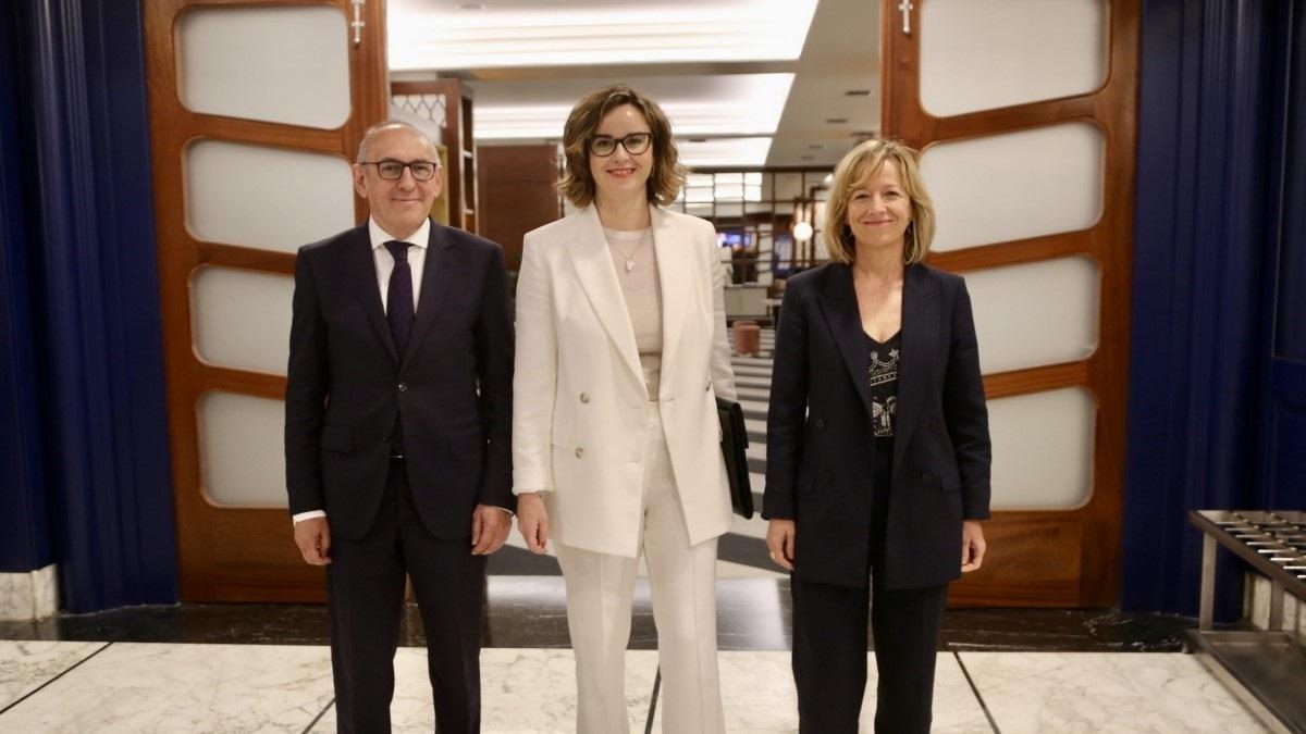 Elixabete Etxanobe y Eider Mendoza, diputadas generales de Bizkaia y Gipuzkoa, junto al diputado general de Araba, Ramiro González.