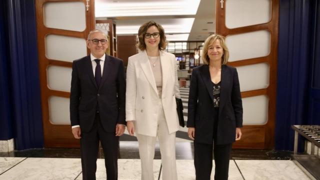 Elixabete Etxanobe y Eider Mendoza, diputadas generales de Bizkaia y Gipuzkoa, junto al diputado general de Araba, Ramiro González.