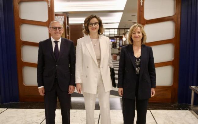 Elixabete Etxanobe y Eider Mendoza, diputadas generales de Bizkaia y Gipuzkoa, junto al diputado general de Araba, Ramiro González.