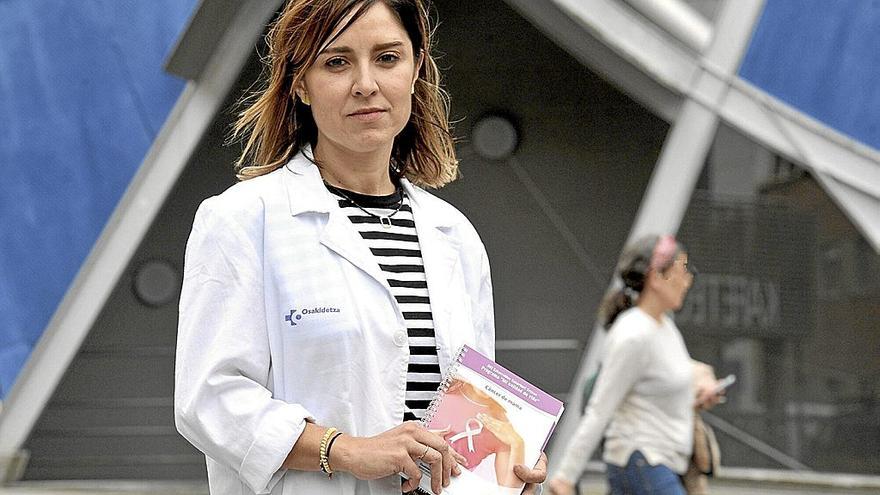 Patricia Cobos, Ginecóloga de la Unidad de Patología Mamaria.