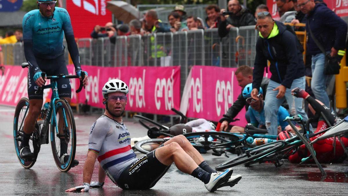 Cavendish, en el suelo tras caer en el esprint.