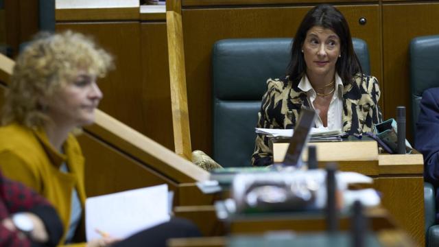 La portavoz parlamentaria del PP, Laura Garrido, haciendo un gesto de incredulidad en el pleno de la semana pasada, con Rebeka Ubera (EH Bildu) a la izquierda de la imagen