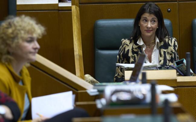 La portavoz parlamentaria del PP, Laura Garrido, haciendo un gesto de incredulidad en el pleno de la semana pasada, con Rebeka Ubera (EH Bildu) a la izquierda de la imagen