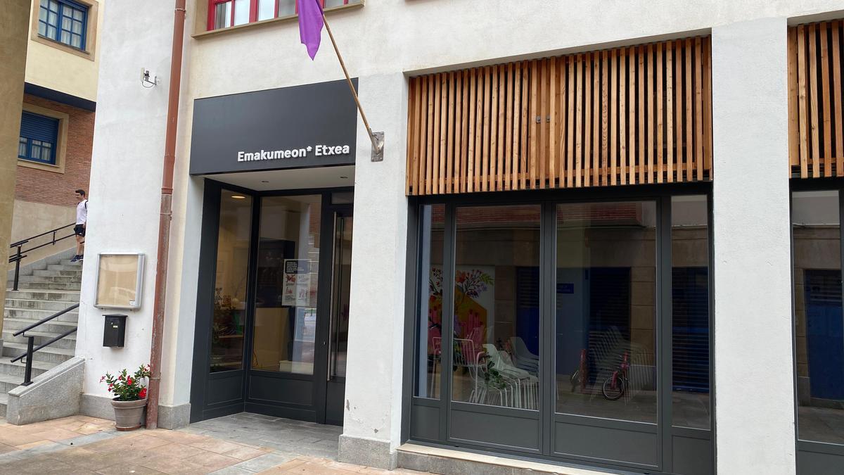 Exterior de la Emakumeen Etxea, refugio climático estos días.