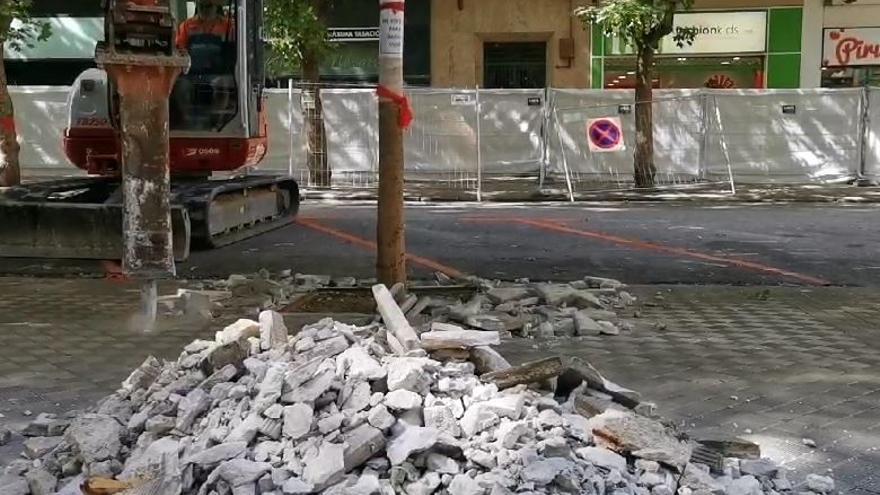 Las taladradoras levantan la acera de la calle Sangüesa para poder trasplantar 11 árboles