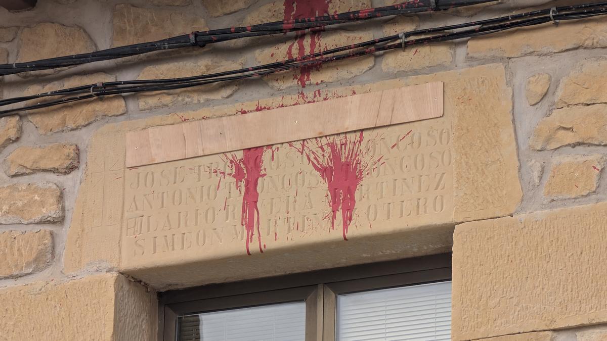 Detalle del listón de madera puesto sobre el dintel