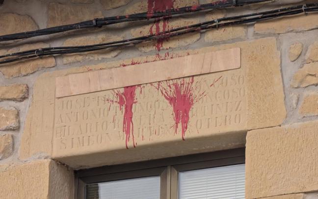 Detalle del listón de madera puesto sobre el dintel