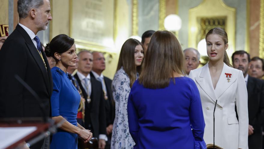 Leonor jura la Constitución española en un fastuoso acto dirigido a lavar la imagen de la monarquía