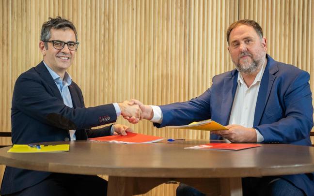 Félix Bolaños y Oriol Junqueras se dan la mano tras sellar el acuerdo para la investidura de Sánchez.