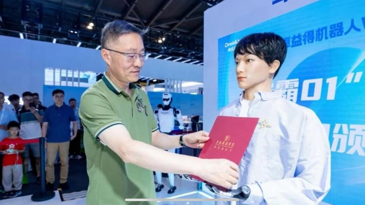 Xueba 01, el primer humanoide en comenzar un doctorado.