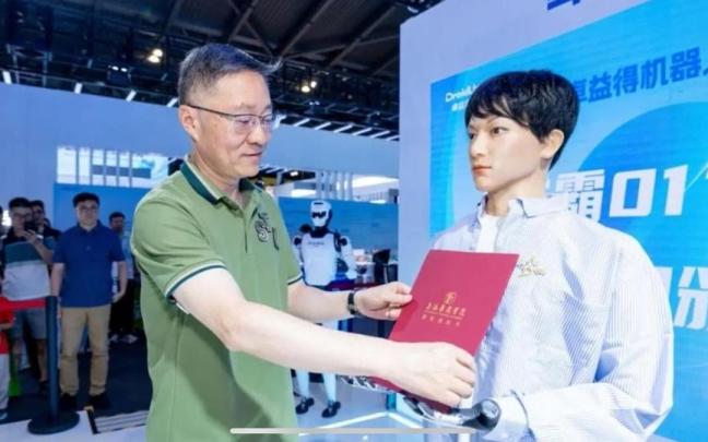 Xueba 01, el primer humanoide en comenzar un doctorado.