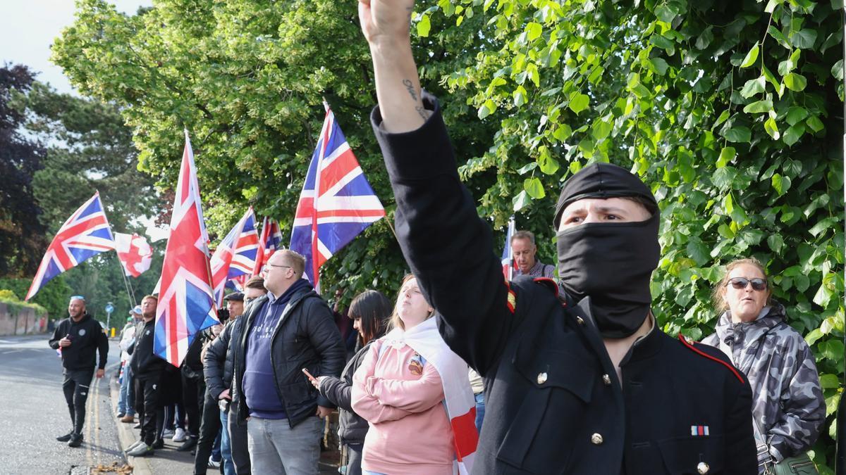 En imágenes: Segunda noche de violencia en Irlanda del Norte: disturbios y ataques a migrantes tras un apuñalamiento en Belfast