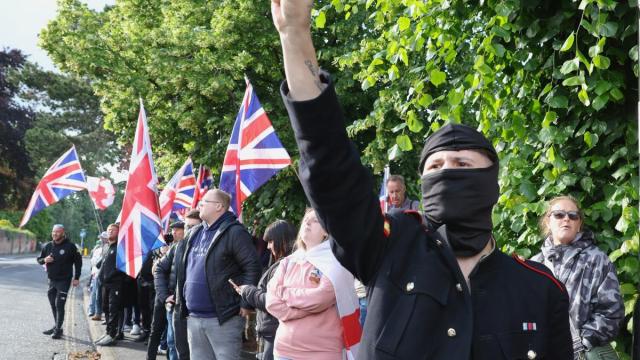 En imágenes: Segunda noche de violencia en Irlanda del Norte: disturbios y ataques a migrantes tras un apuñalamiento en Belfast