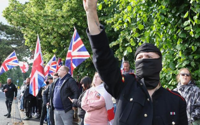 En imágenes: Segunda noche de violencia en Irlanda del Norte: disturbios y ataques a migrantes tras un apuñalamiento en Belfast