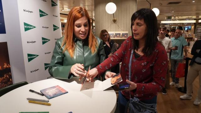Leire Martínez firma el disco a una de sus seguidoras, Lorena, la primera en hacer cola desde dos horas antes en El Corte Inglés de Bilbao