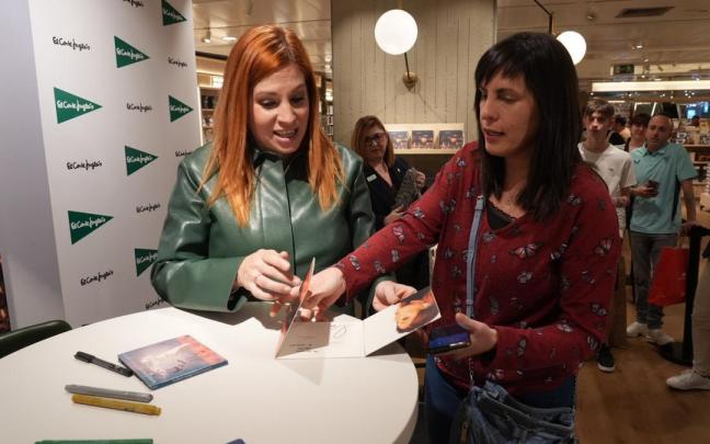 Leire Martínez firma el disco a una de sus seguidoras, Lorena, la primera en hacer cola desde dos horas antes en El Corte Inglés de Bilbao