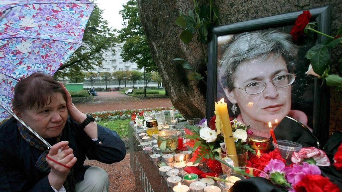 Una mujer observa un retrato de la periodista rusa Anna Politkóvskaya en San Petersburgo.