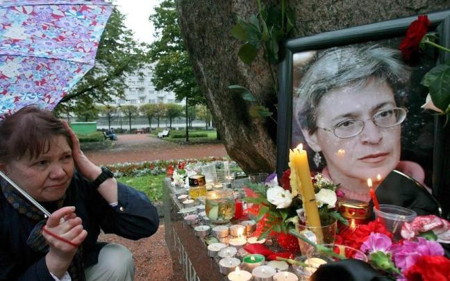 Una mujer observa un retrato de la periodista rusa Anna Politkóvskaya en San Petersburgo.