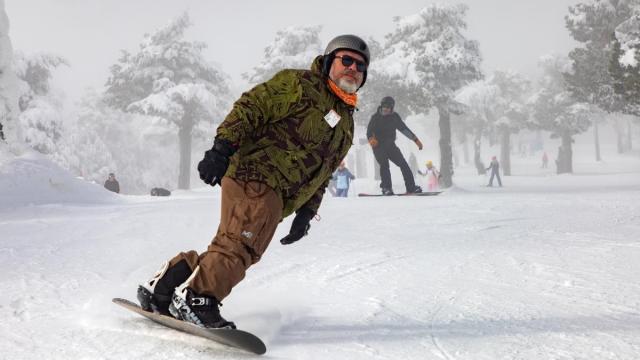Personas practicando esquí durante la temporada de esquí en Navacerrada.
