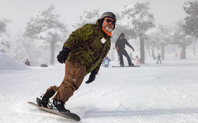 Personas practicando esquí durante la temporada de esquí en Navacerrada.