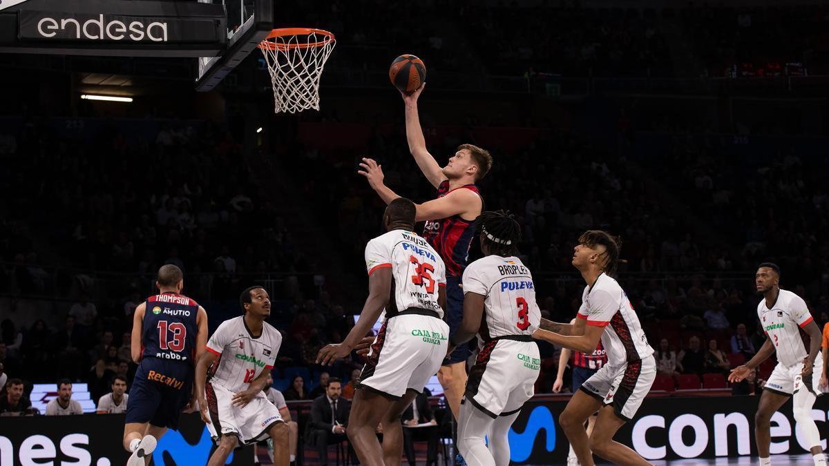 Kotsar se dispone a anotar tras haber recibido una asistencia de Thompson, de espaldas, en el choque contra el Granada