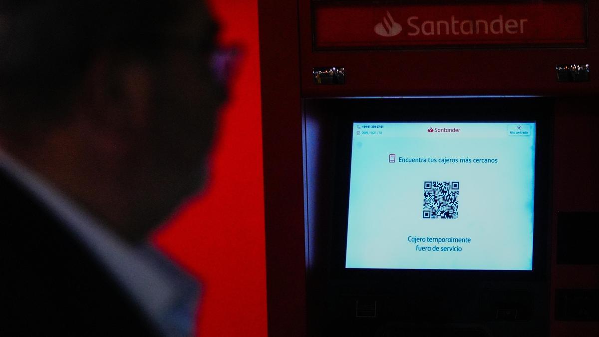 Un cajero fuera de servicio durante el apagón eléctrico generalizado.