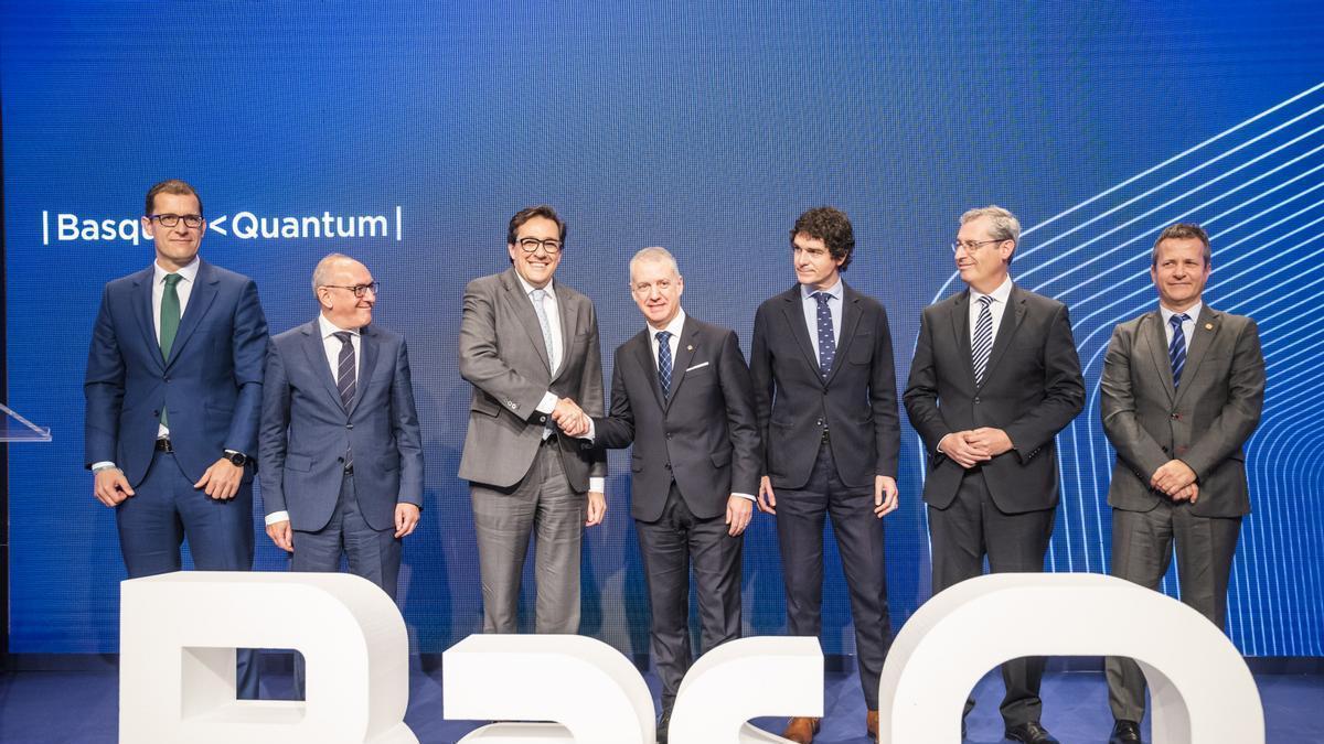 El lehendakari acompañado de restos de representantes institucional durante la presentación del proyecto Basque Quantum.