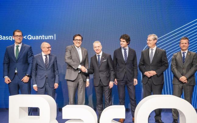 El lehendakari acompañado de restos de representantes institucional durante la presentación del proyecto Basque Quantum. El lehendakari acompañado de restos de representantes institucional durante la presentación del proyecto Basque Quantum.