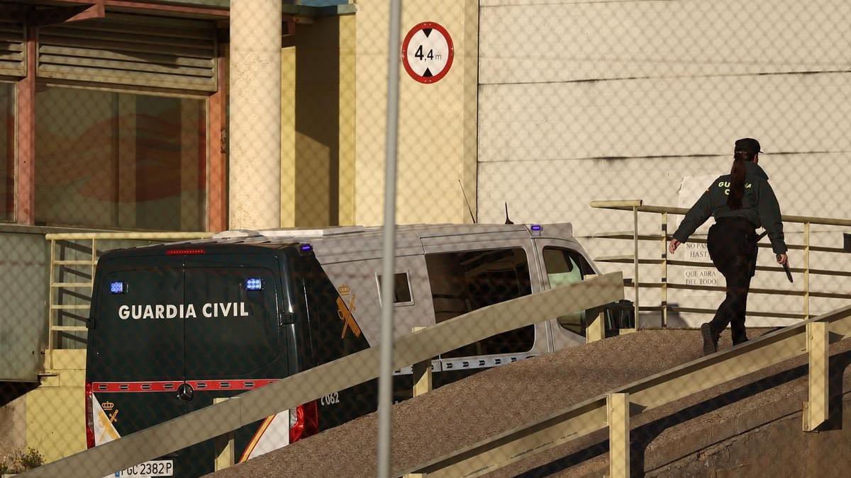 Un furgón de la Guardia Civil ingresa en la prisión de Soto del Real.