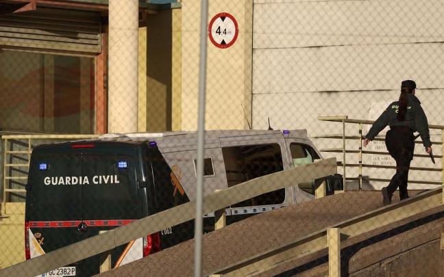 Un furgón de la Guardia Civil ingresa en la prisión de Soto del Real.