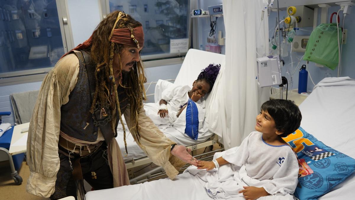 Johnny Depp, caracterizado como Jack Sparrow, con dos niños ingresados en el Hospital Donostia