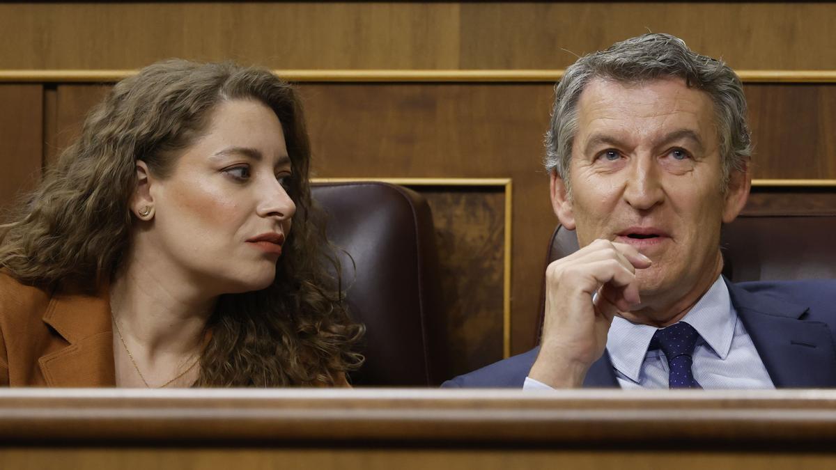 Feijóo sigue con escepticismo las explicaciones del presidente español.