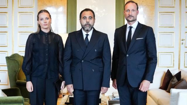 El rey noruego Haakon y la princesa heredera Ingrid Alexandra reciben al presidente del Storting, Masud Gharahkhani, en una audiencia de condolencia en el Palacio