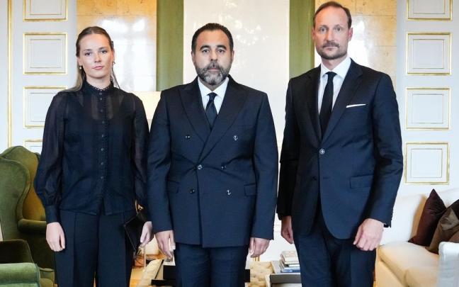 El rey noruego Haakon y la princesa heredera Ingrid Alexandra reciben al presidente del Storting, Masud Gharahkhani, en una audiencia de condolencia en el Palacio