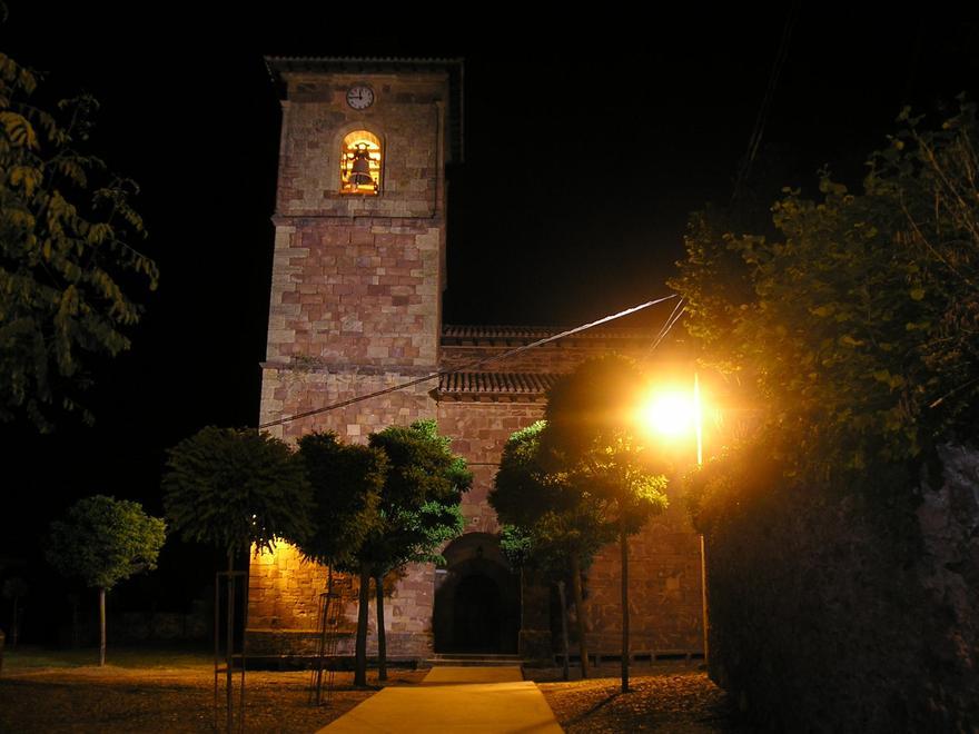 Imagen nocturna de la iglesia de La Asunción de Viniegra de Abajo.
