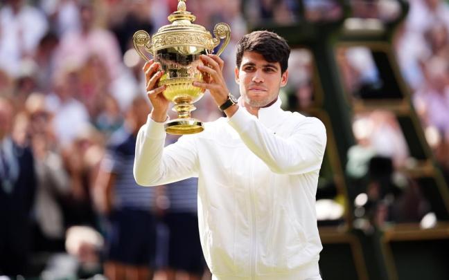 Carlos Alcaraz posando con su título de Wimbledon en 2024.