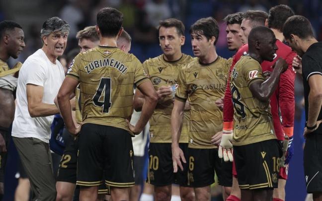Imanol Alguacil, este sábado con sus futbolistas durante una pausa de hidratación. / TONI ALBIR